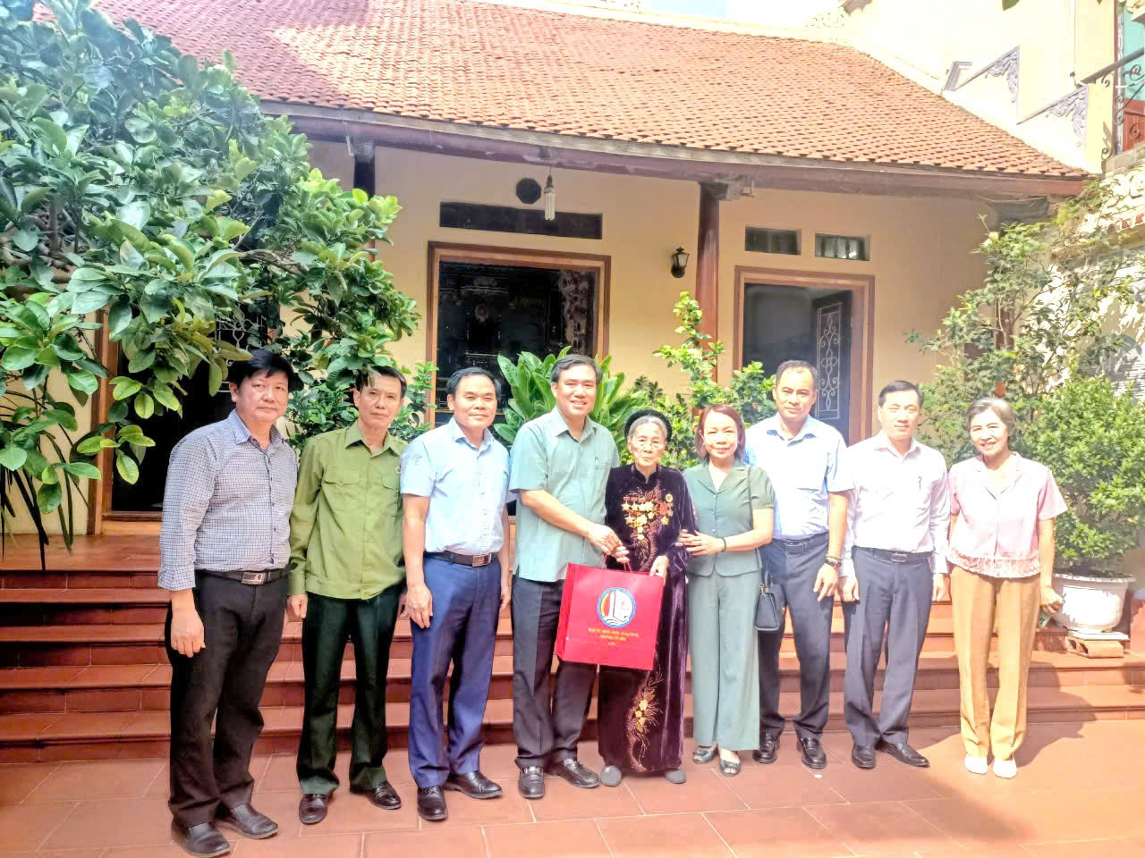 Đoàn lãnh đạo quận Bắc Từ Liêm thăm và tặng quà các gia đình chính chính sách trên địa bàn phường Thượng Cát trực tiếp tham gia Giải phóng Thủ đô nhân kỷ niệm 70 năm Ngày giải phóng Thủ đô